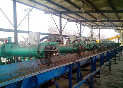 Screw press dewatering machine works in small size cow dung fertilizer production line