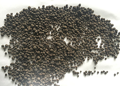 Dried horse manure pellets