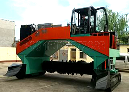 Pig manure crawler type compost turner